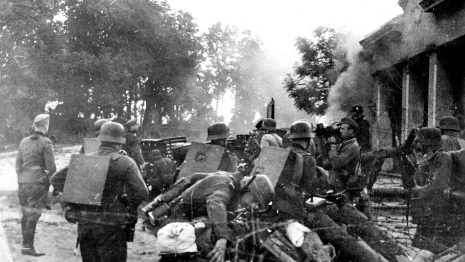 Tyske soldater på vej over grænsen til Sovjetunionen - klar til at begynde verdenshistoriens største invasion. Foto: Berliner Verlag/Archiv/Ritzau Scanpix