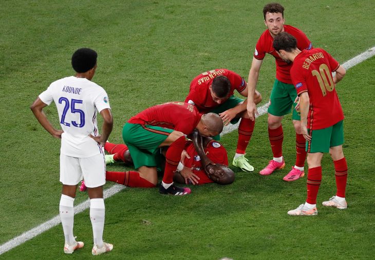 Danilo Pereira er sendt i græsset, og kort efter scorer Ronaldo på straffesparket. Foto: Laszlo Balogh/Ritzau Scanpix