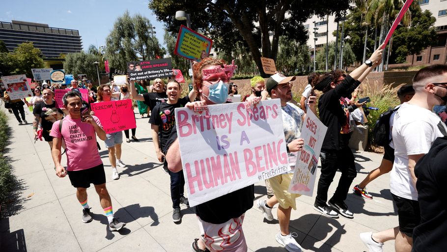 Uden for retsbygningen er fans i lyserødt tøj med bannere mødt op for at støtte Britney Spears. Foto: Mario Anzuoni/Reuters