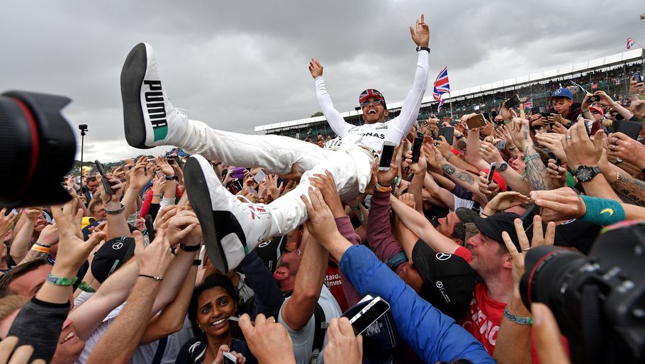 Den britiske racerkører Lewis Hamilton blev hyldet af fans på Silverstone, da han vandt grandprixet på hjemmebane i 2017. (Arkivfoto) Foto: Andrej Isakovic/Ritzau Scanpix