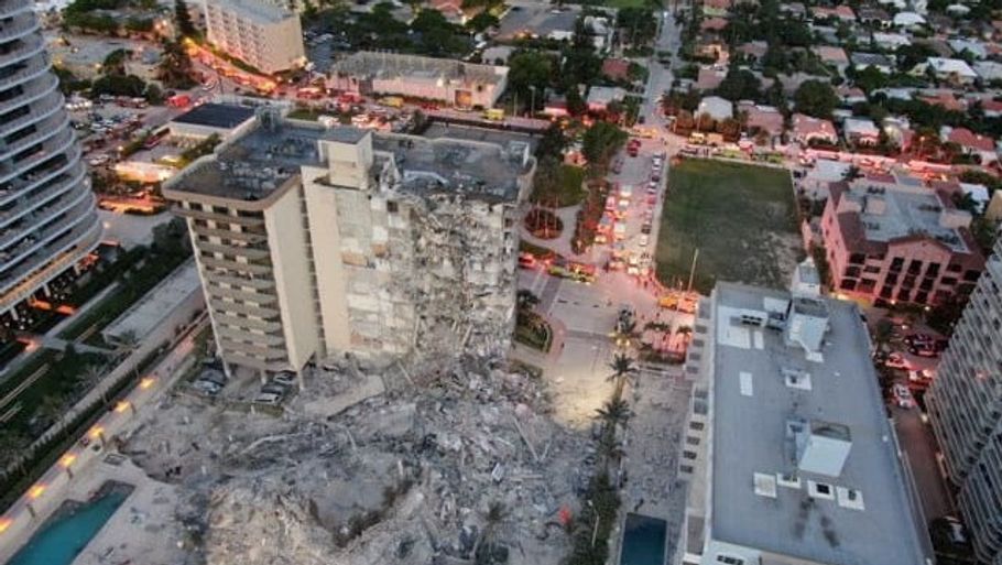Det var denne bygning på 12 etager, der natten til torsdag delvis styrtede sammen i Miami Beach. Flere hundrede redningsarbejdere leder efter overlevende. Foto: Miami-Dade Fire Rescue/Reuters