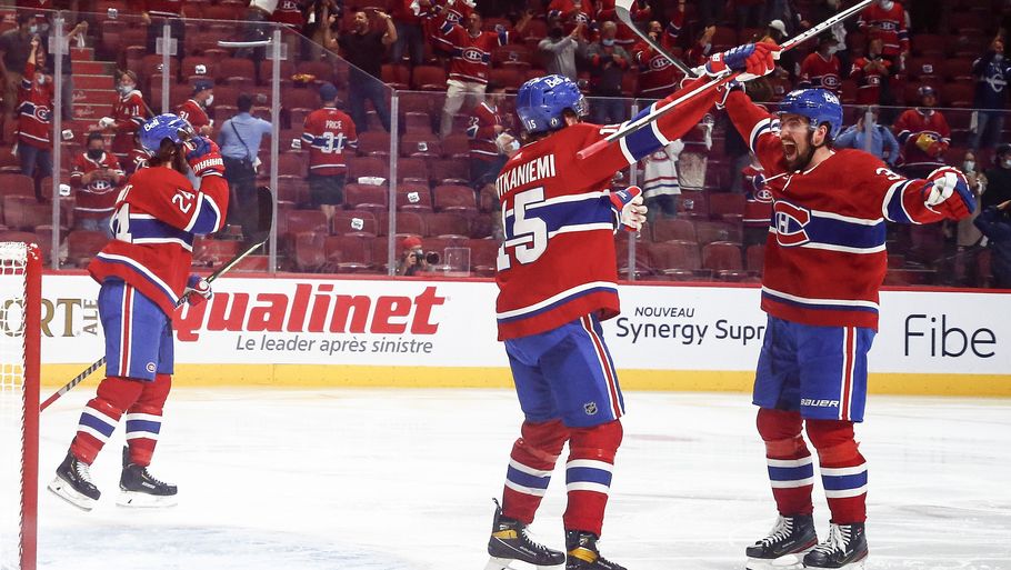 Montreal Canadiens' spillere fejrer en scoring mod Vegas Golden Knights i nattens opgør. Foto: Vaughn Ridley/Ritzau Scanpix