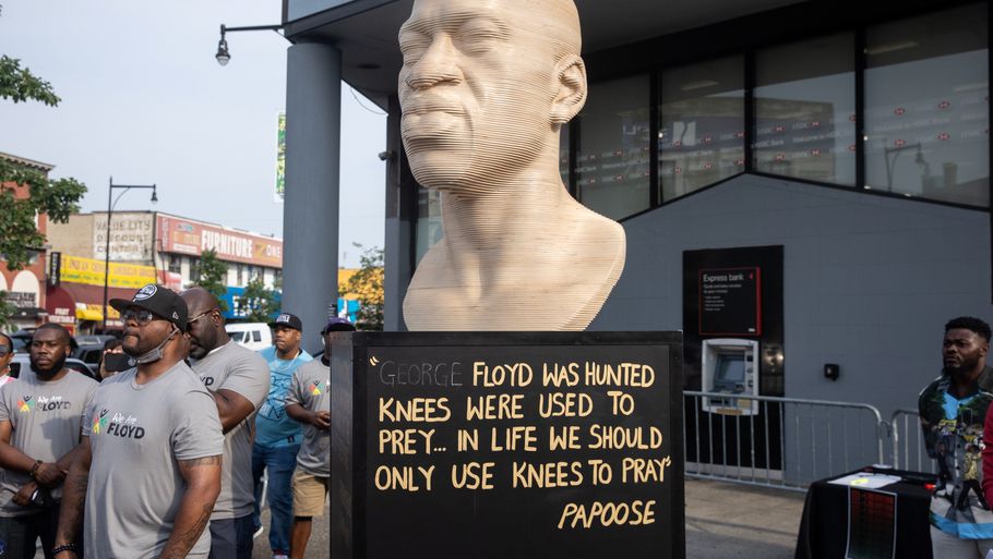 Det er denne statue, der torsdag morgen blev fundet udsat for hærværk. Den forestiller George Floyd, der blev dræbt under en anholdelse i maj sidste år. Foto: Jeenah Moon/Reuters