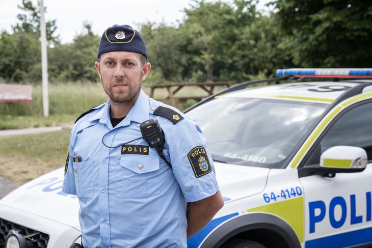 Den svenske betjent Adam Adyel fortæller, at politiet vil være massivt til stede på strækningen hele weekenden. Foto: Emil Agerskov