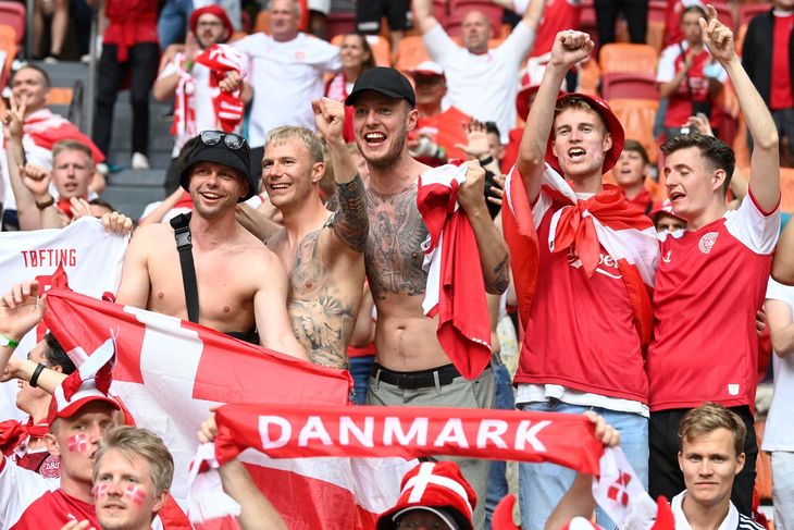 Foto: Danske fans i Amsterdam - nu kan de tage videre til Baku. Foto Olaf Kraak/Ritzau Scanpix