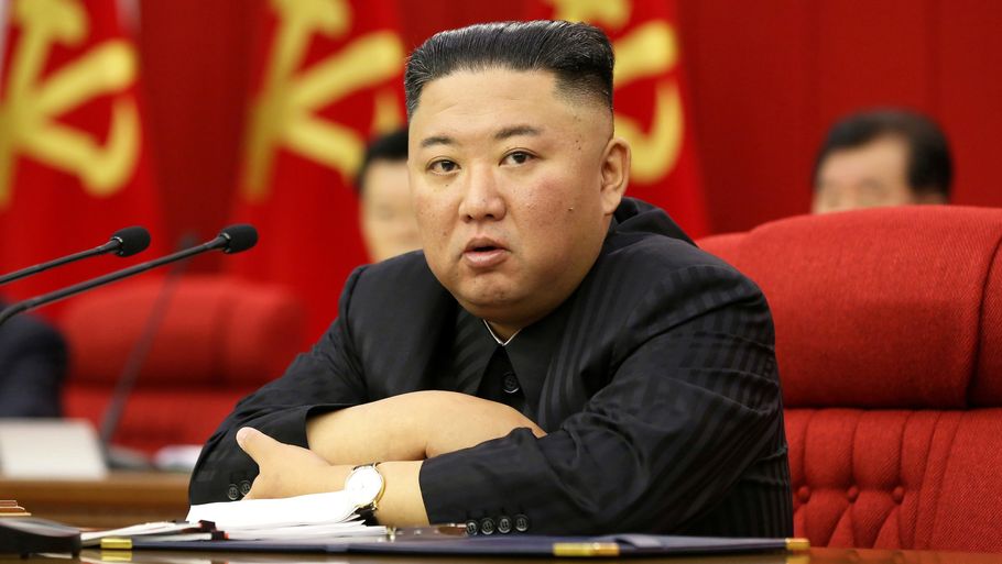 Nordkorea-leder Kim Jong-un under et møde i sit parti. Billedet er frigivet af Nordkoreas nyhedsbureau KCNA 18. juni - altså godt en uge før meldingerne om, at borgere er bekymrede for hans vægttab. Arkivfoto: Kcna/Reuters