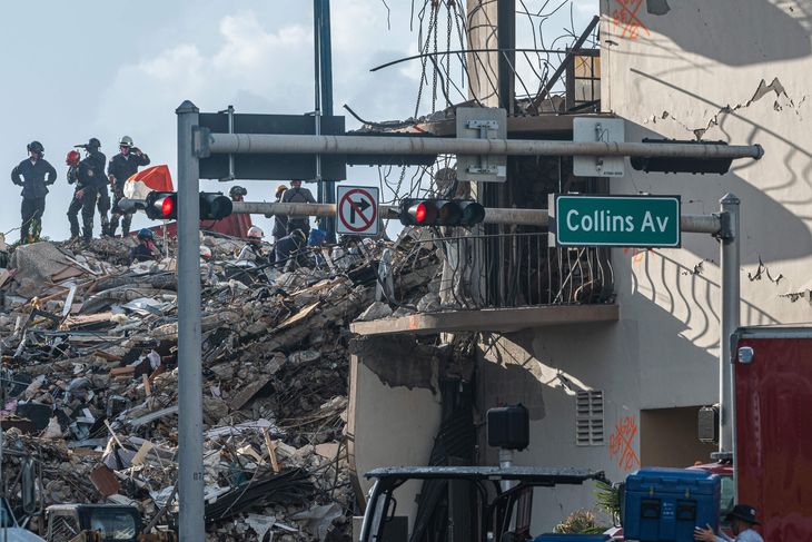 Redningsmandskab arbejder døgnet rundt for at finde overlevende i ruinerne af den delvist kollapsede beboelsesejendom Champlain Towers South i Surfside, Florida. Ni mennesker er bekræftet omkommet. Foto: Giorgio Viera/Ritzau Scanpix