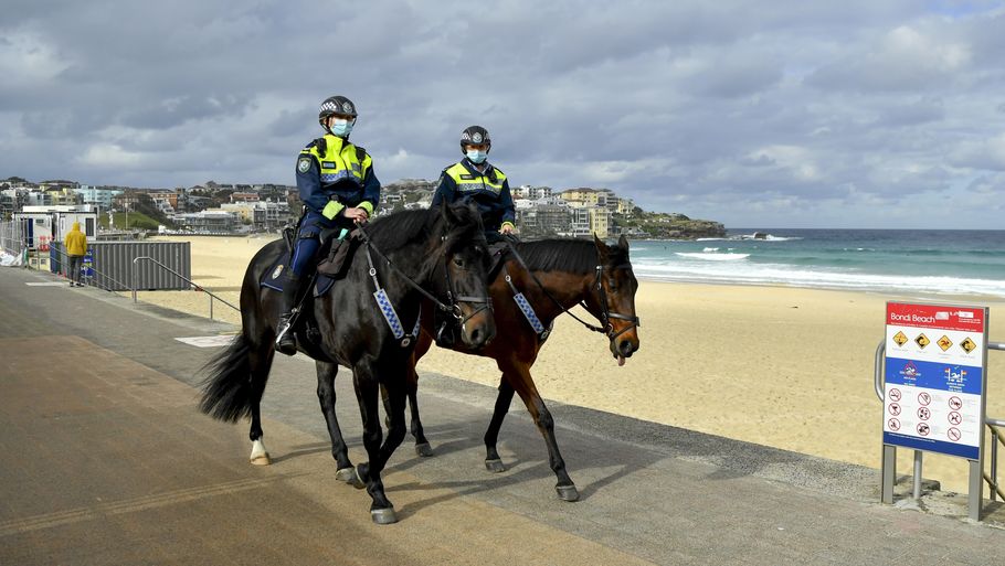 Betjente patruljerer Sydneys berømte Bondi Beach til hest 28. juni. Foto: Joel Carrett/Ritzau Scanpix