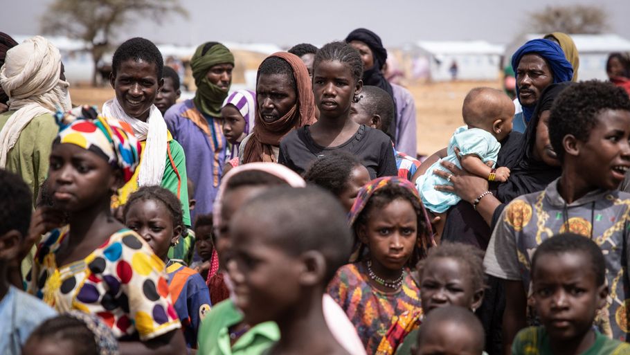 Flygtninge fra Mali i lejren Goudebo i det nordlige Burkina Faso i denne måned. To formodede jihadister - deriblandt en lokal kommandant - er blevet tilbageholdt efter en massakre på mindst 132 mennesker i Burkina Faso. Foto: Olympia De Maismont/Ritzau Scanpix