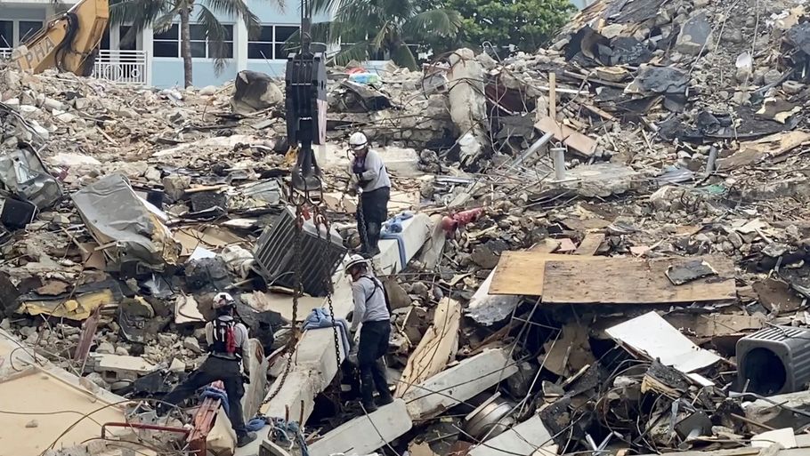 Redningsmandskab arbejder døgnet rundt for at finde overlevende i ruinerne af den kollapsede beboelsesejendom Champlain Towers South i Surfside, Florida. 12 mennesker er bekræftet omkommet. Foto: Florida Task Force 3/Reuters