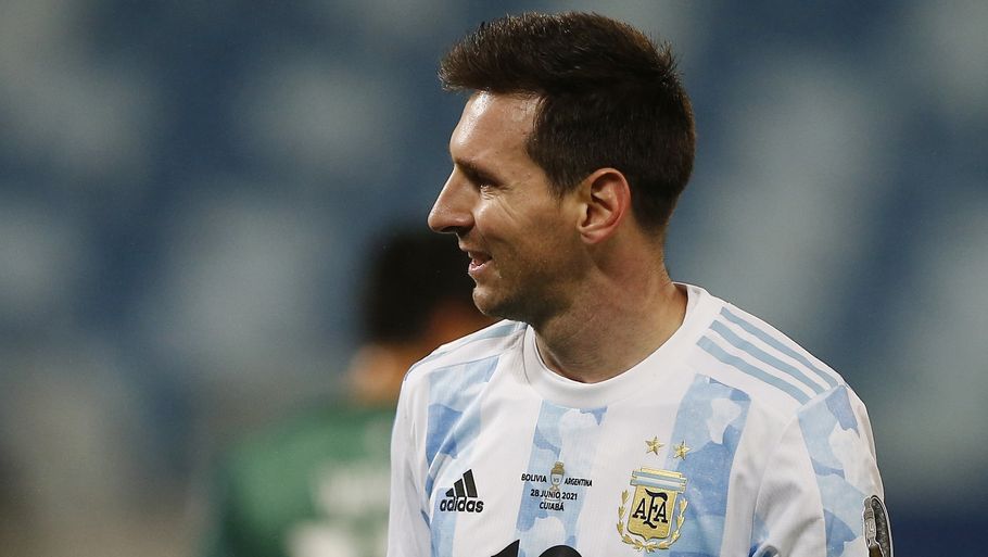 Lionel Messi er i fuld gang med Copa America sammen med det argentinske landshold, som er nået frem til kvartfinalen. Men lige nu er det uvist, hvad Messi skal på klubplan efter sommerferien. Kontrakten med Barcelona udløber onsdag ved midnat. Foto: Rodolfo Buhrer/Reuters