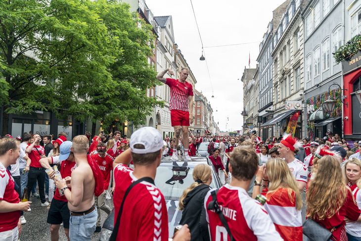 En fodbold fan tog plads på taget af en bil. Foto: Rasmus Flindt Pedersen