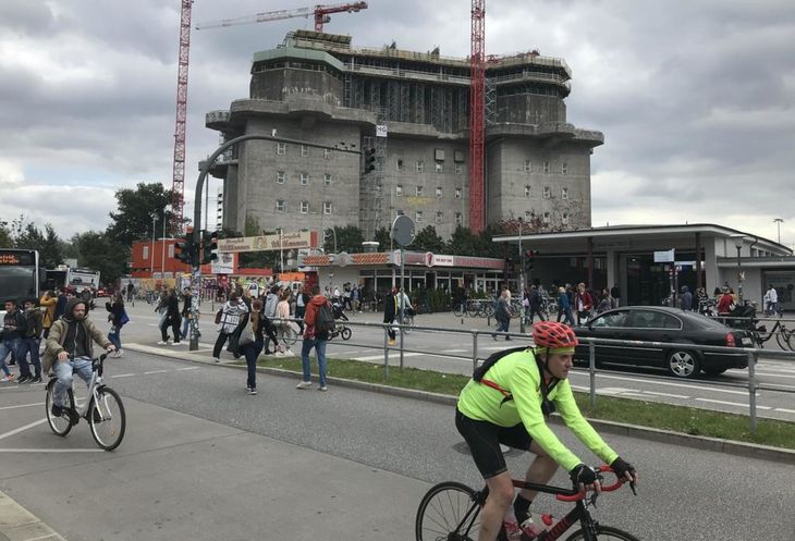 Den gamle flakbunker af beton midt i Sankt Pauli vinder ikke priser for byforskønnelse. Foto: Peder Nederland