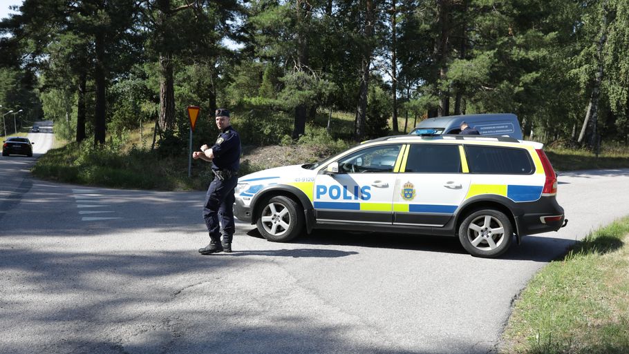 Politi og forhandlere er til stede ved Hällbyanstalten, hvor der onsdag udspiller sig et gidseldrama. Foto: 11890 Per Karlsson/Tt/Ritzau Scanpix
