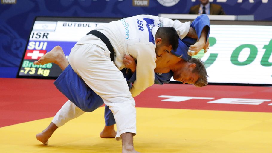 På billedet ses judokæmperen Tohar Butbul (i hvid) fra Israel, som Fethi Nourine fra Algeriet nægter at stille op imod ved OL. Foto: Jack Guez/Ritzau Scanpix