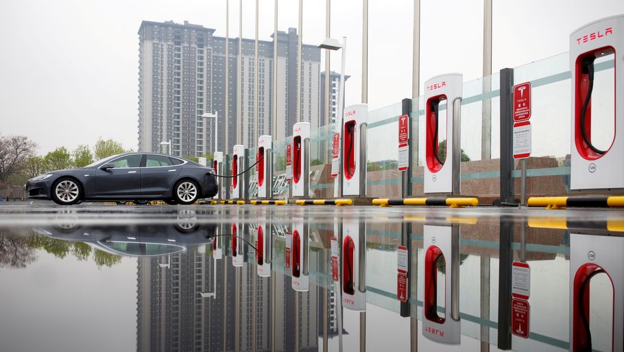 Supercharger-netværket er kendt for sin evne til at lade Tesla-modellernes batterier særdeles hurtigt. Arkivfoto: Thomas Peter/Reuters