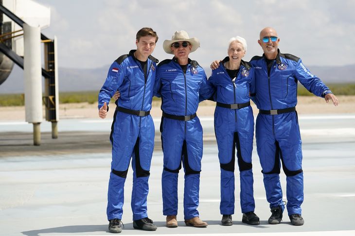 Milliardæren Jeff Bezos (nummer to fra venstre) fløj i denne uge til kanten af rummet. Men det gør ham ikke nødvendigvis til astronaut. (Arkivfoto) Foto: Tony Gutierrez/Ritzau Scanpix