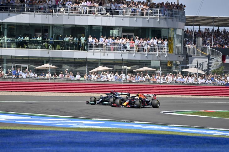Max Verstappen fra Red Bull og Lewis Hamilton fra Mercedes ses her på Silverstone i England søndag. Foto: Hoch Zwei/Ritzau Scanpix