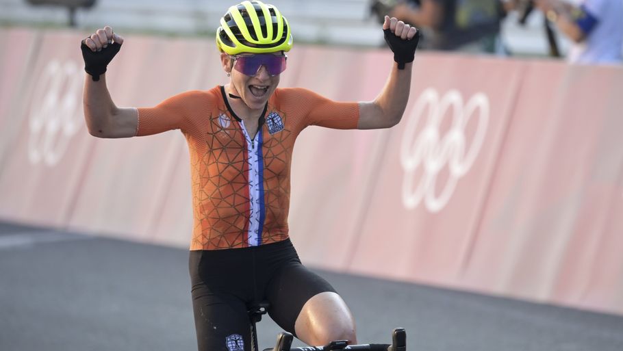 Annemiek van Vleuten jublede, fordi hun troede hun havde vundet OL-guld. Kort efter stivnede smilet på den hollandske veterans ansigt. Foto: Sebastian Gollnow/Ritzau Scanpix
