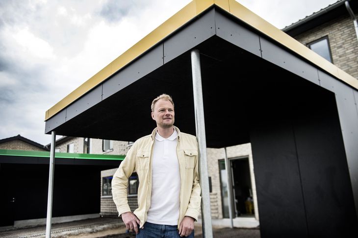 Christian foran en af 'Nybygger'-husene i Sønderborg, hvor det kommende program foregår. Foto: Tim Kildeborg Jensen