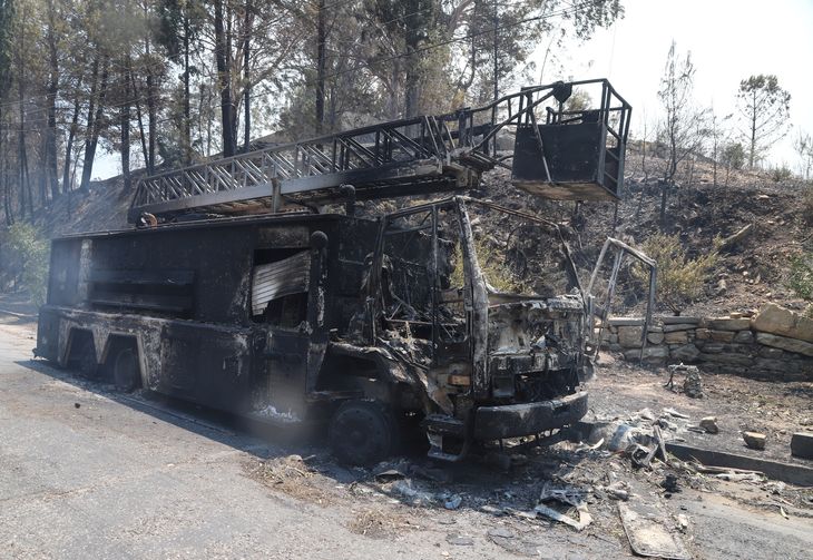 En brandbil klarede ikke mødet med flammerne nær Manavgat i Tyrkiet. Foto: Kaan Soyturk/Ritzau Scanpix