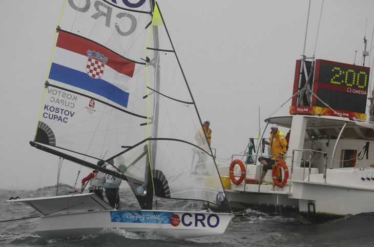 Sådan så det ud, da danskerne i 2008 lånte den kroatiske båd efter en knækket mast på deres egen. Foto: Bernat Armangue/Ritzau Scanpix