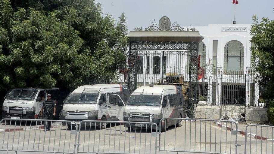 Politibiler og pansrede militærkøretøjer har i denne uge blokeret indgangen til parlamentet i Tunis, efter at præsident Kais Saied har suspenderet forsamlingen, fyret premierministeren og stillet sig selv i spidsen for landet. Foto: Hassene Dridi/Ritzau Scanpix