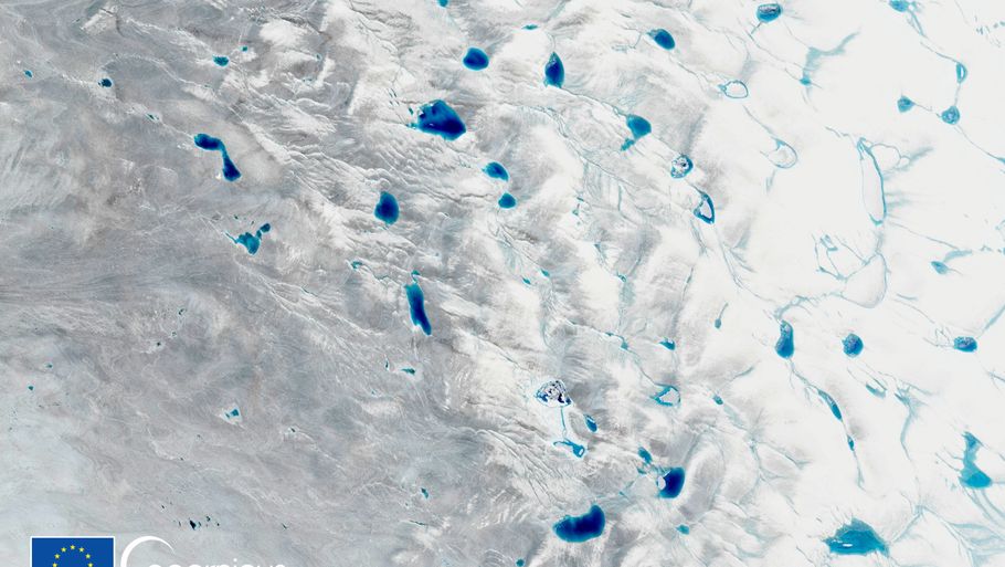 Et satellitbillede viser pytter af smeltevand ovenpå indlandsisen nær Kangerlussuaq. Foto: Eu, Copernicus Sentinel-2 Imager/Reuters