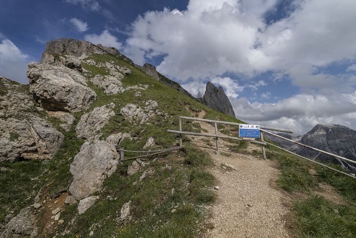Her er afspærringen, hvor der står, at ruten kun er for bjergbestigere. Den har ifølge folk i området været der i mere end to år. Foto: Henning Hjorth