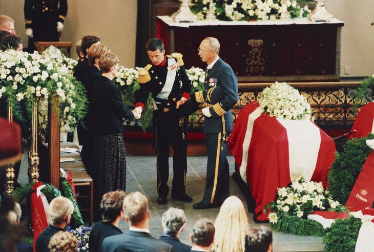 Kronprins Frederik var til stede ved begravelsen af den tidligere forsvarschef og kondolerede. Foto: Annelise Fibæk