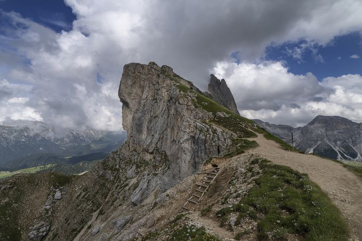 Albert Dyrlund faldt ned fra udkigspunktet Seceda i bjergkæden Dolomitterne i Italien. Ulykken skete fra toppen af bjerget på billedet. Foto: Henning Hjorth