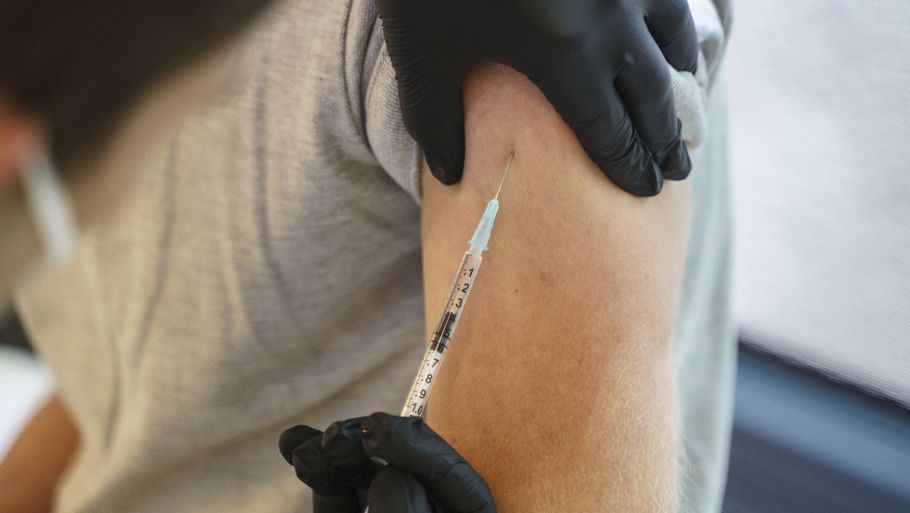 Fra næste måned vil ældre personer og folk, der tilhører en sårbar gruppe, få tilbudt endnu et stik med en coronavaccine. Foto: Frank Rumpenhorst/Ritzau Scanpix