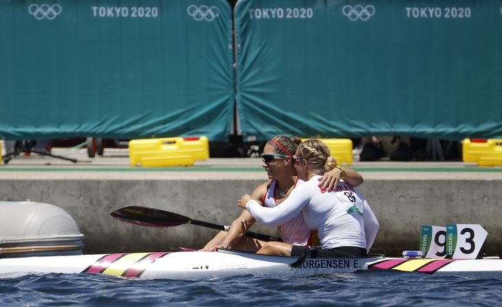 Emma og Teresa Portela krammer efter løbet, hvor spanieren fik sølv og danskeren bronze. Foto: Maxim Shemetov/Reuters/Ritzau Scanpix