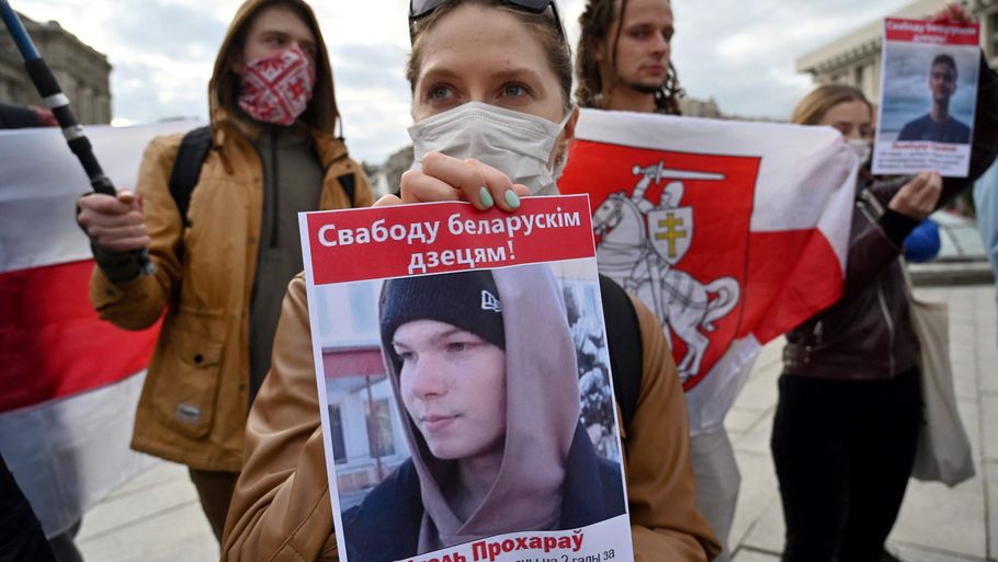 Hviderussere i Ukraine under tidligere demonstrationer, hvor de blandt andet holder billeder af protestanter, der er forsvundet i politiets varetægt. Foto: Sergei Supinsky/Ritzau Scanpix