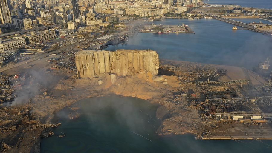 (Arkiv) Eksplosionen på havnen i Beirut var en af verdenshistoriens største, ikke-atomare eksplosioner. Store dele af havnen blev lagt øde og flere hundrede mennesker døde. Foto: Hussein Malla/Ritzau Scanpix