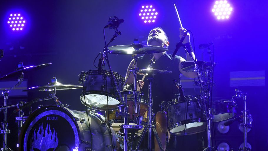 Trommeslager Pete Parada er ude af Offsprings kommende turné. Her fyrer han den af i Tjekkiet i 2019. Foto: Slavomir Kubes / Ritzau Scanpix