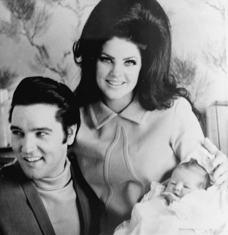 Priscilla og Elvis Presley med deres nyfødte datter, Lisa Marie, i 1968. Foto: AP / Ritzau Scanpix