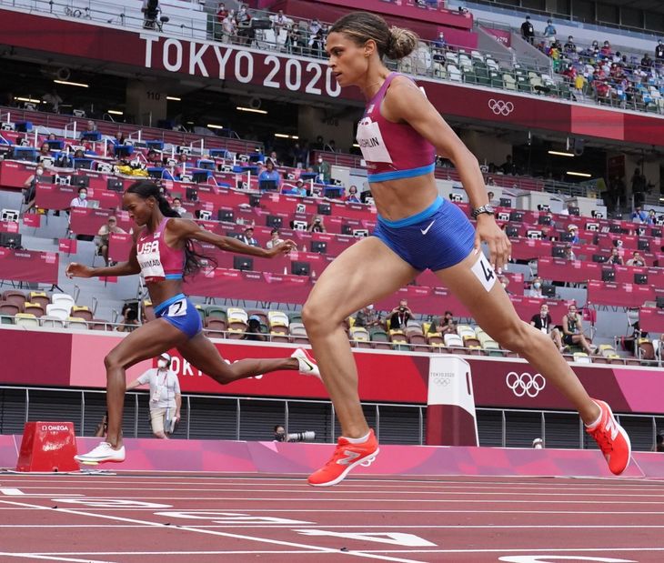 Sydney McLaughlin svæver ind over målstregen til verdensrekord på 400 meter hæk. Foto: Pawel Kopczynski/Ritzau Scanpix