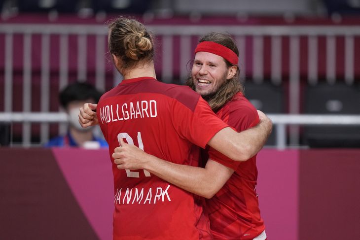 Henrik Møllgaard og Mikkel Hansen kan juble over endnu en OL-finale. Foto: Tariq Mikkel Khan
