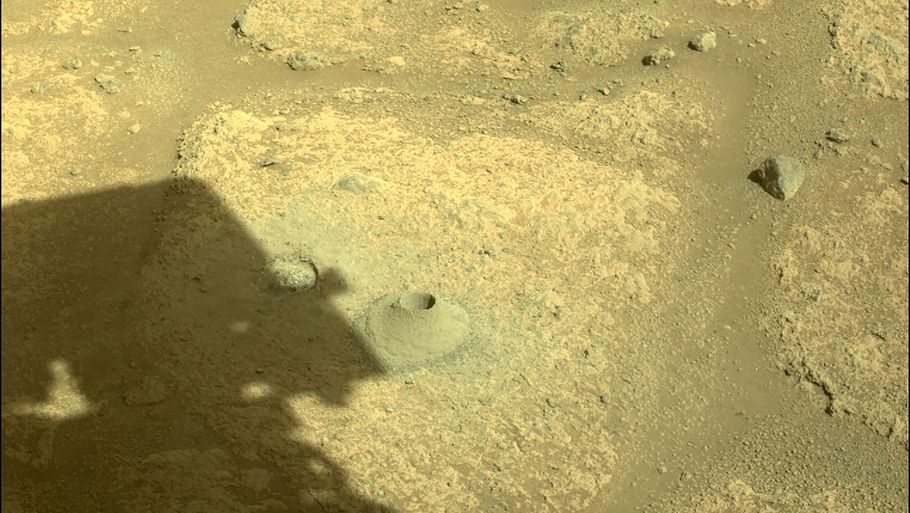 Dette billede fra NASA fredag viser, hvordan rumkøretøjet Perseverance har fået boret det første hul på Mars for at sikre sig jordprøver, der måske kan afgøre, om der engang var liv på planeten. Foto: Handout/Ritzau Scanpix