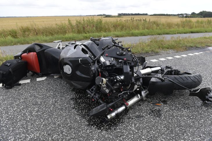 Kvindens motorcykel er blevet smadret i forbindelse med ulykken. Foto: René Schütze