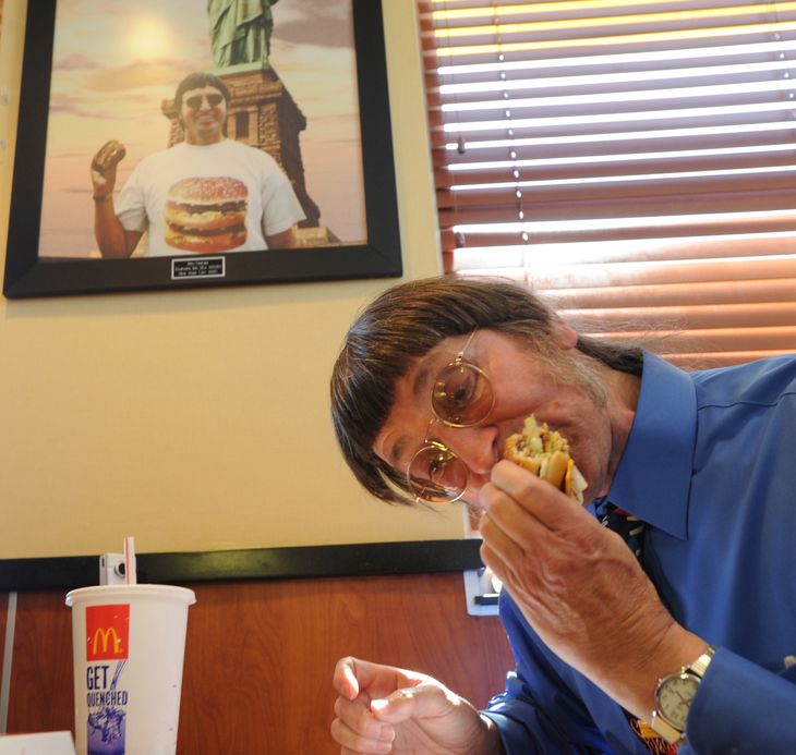 Donald Gorske spiser Big Mac nummer 25.000 i maj 2011. Foto: Keith Vandervort / Ritzau Scanpix