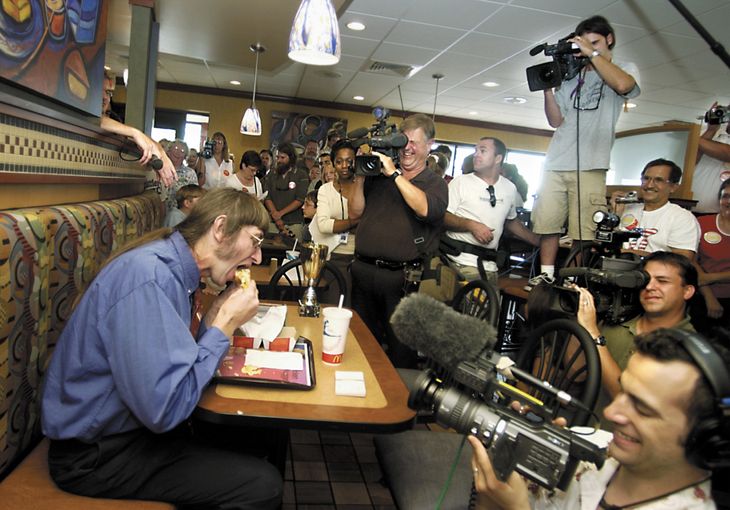 Donald Gorske spiser Big Mac nummer 20.000 i juli 2004. Foto: Pat Flood / Ritzau Scanpix