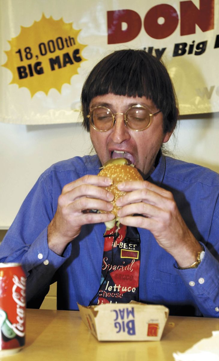 Donald Gorske spiser Big Mac nummer 18.000 i november 2001. Foto: Keith Vandervort / Ritzau Scanpix