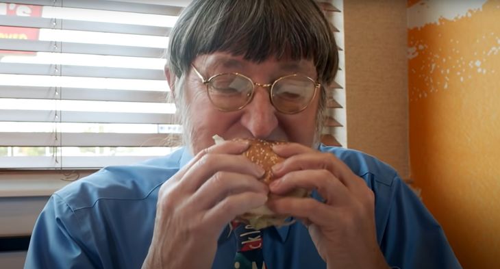 Donald Gorske har netop sat tænderne i Big Mac nummer 32.340. Pr-foto