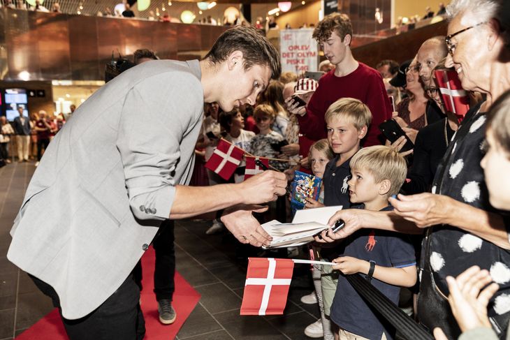 Viktor Axelsen tog sig tid til at skrive autografer til de fremmødte fans. Foto: Rasmus Flindt Pedersen.