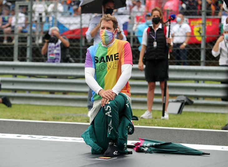 Der var masser af kontroverser omkring Sebastian Vettels deltagelse i Ungarns Grand Prix, hvor han benyttede enhver lejlighed til at vise regnbueflaget frem som protest mod de trange kår, som menneskerettigheder har under den nuværende ungarnske regering. Foto: Florion Goga/Ritzau Scanpix 