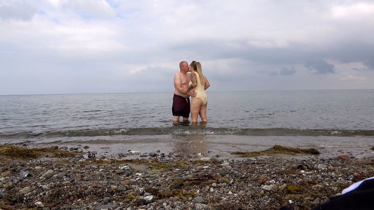 Simone brød sig tidligere ikke om at komme på stranden på grund sin krop. Denne sommer har parret hygget sig både på stranden og i forlystelsesparker, uden at tænke over tøj, der strammer. Foto: Morten Sønniksen