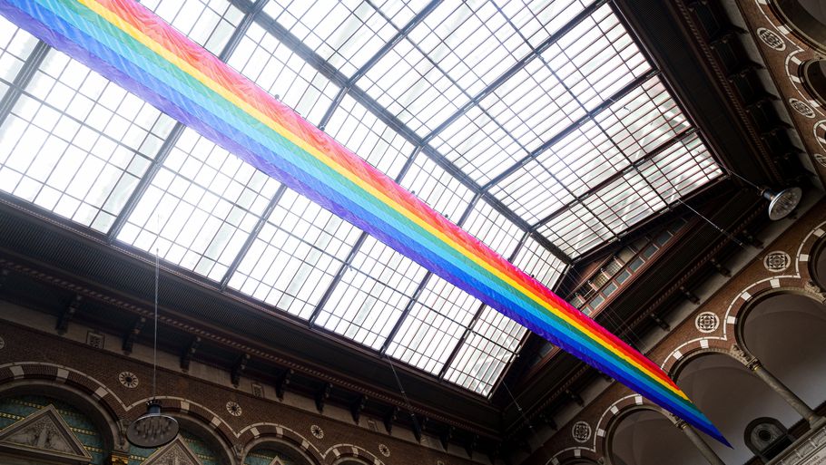 Der blev onsdag hængt et stort regnbueflag op i Rådhushallen på Københavns Rådhus. Flaget er lavet af Gilbert Baker i 1994 for at markere 25 året for optøjerne ved Stonewall i New York i 1969. Foto: Ida Guldbæk Arentsen/Ritzau Scanpix