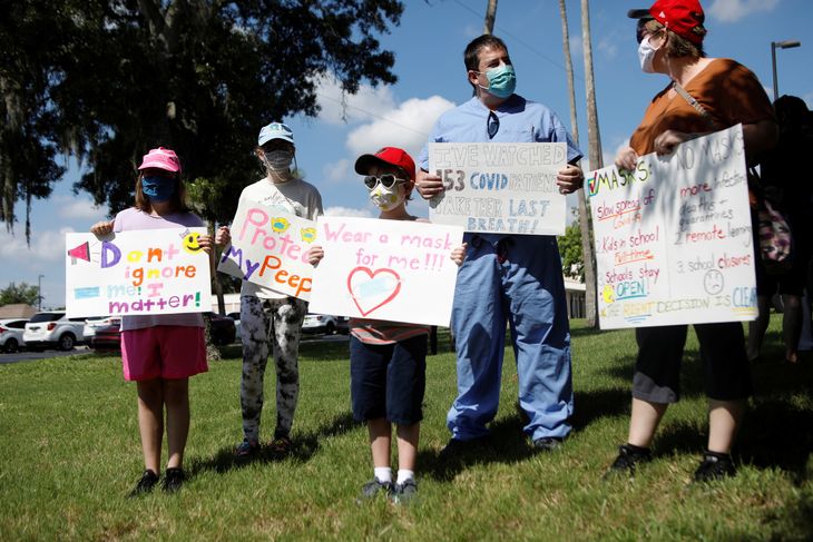 Borgere demonstrerede mandag i byen Largo for at få indført mundbindskrav i skolerne i Florida for at bremse smittestigningen i staten, mens statens guvernør nægter. Foto: Octavio Jones/Reuters/Ritzau Scanpix